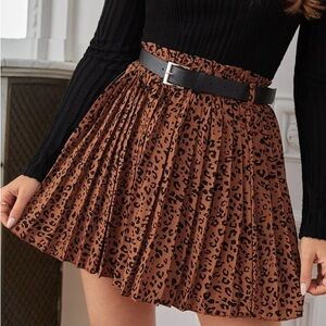 Leopard print pleated skirt